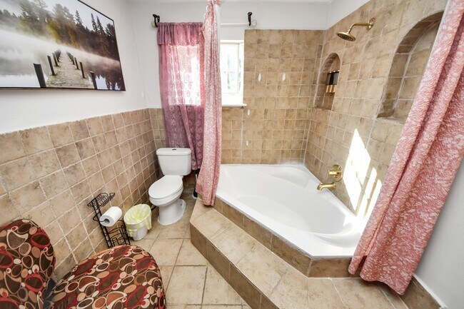 Building Photo - 15715 Creekhaven Dr