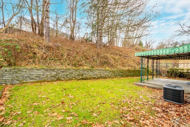 Building Photo - AVAILABLE JUNE 1ST! Don't miss this UPDATED and stunning 2-bedroom the heart of the South Hills!