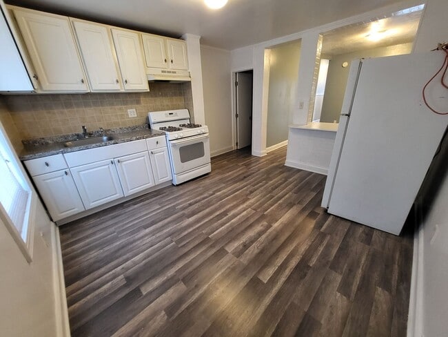 Building Photo - 3Br/1Ba Townhouse
