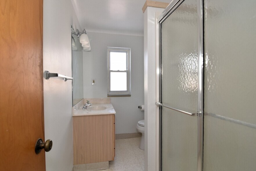 Building Photo - 2025 Riverside Dr