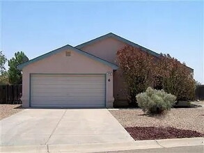 Building Photo - "Charming 3-Bed Oasis with 2 Baths in Los Lunas – 1216 Sq Ft of Cozy Living!"