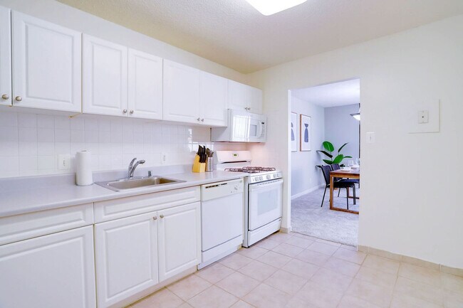 Building Photo - 320 23rd St S