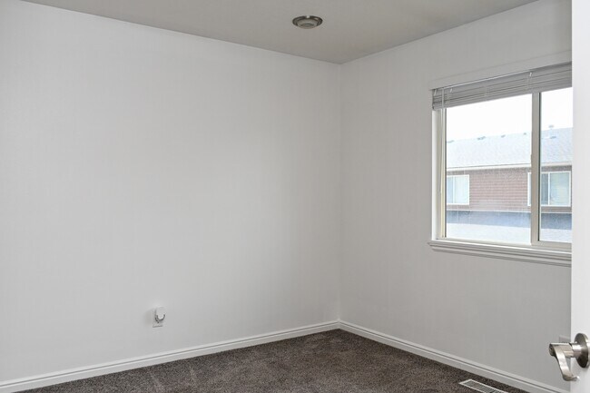 Building Photo - 487 W 1490 N