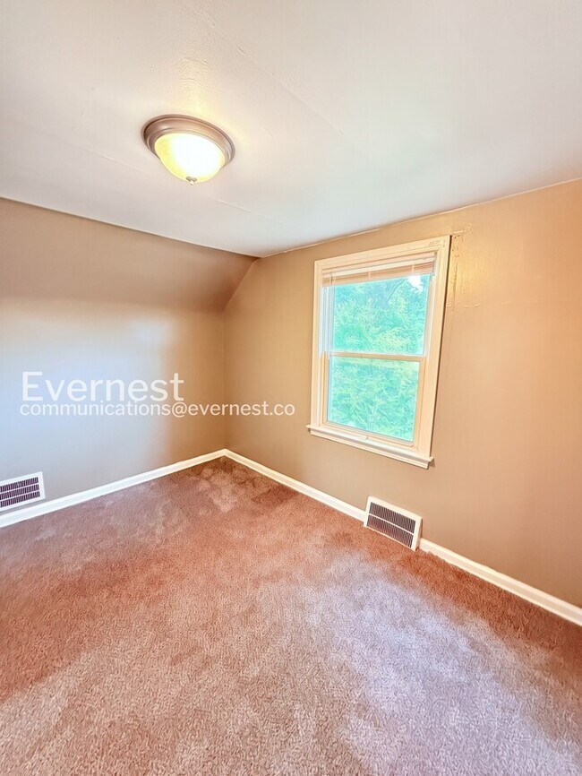 Building Photo - Charming Home with Detached Garage and Basement! | Pet Friendly