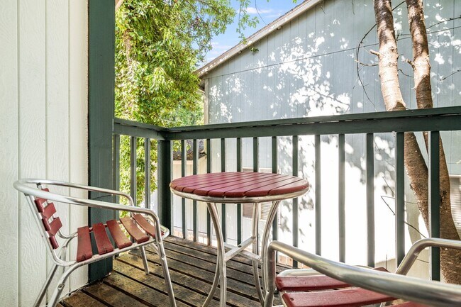 Building Photo - Westside 2BD Duplex