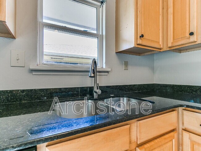 Building Photo - 1732 Carlisle Rd