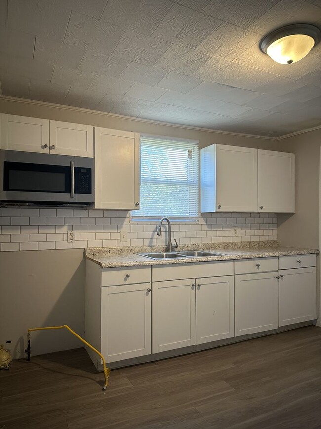 Building Photo - Three Bedroom Single Family Home Close to ...