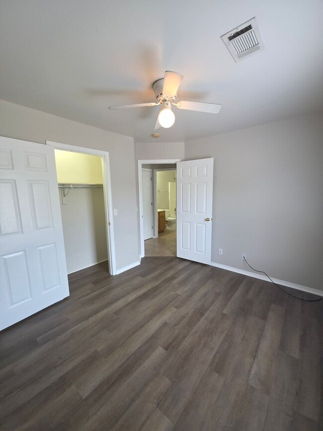 Building Photo - 102 Willow Creek Dr
