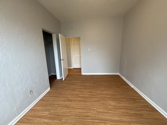 Building Photo - 712 Russellwood Ave