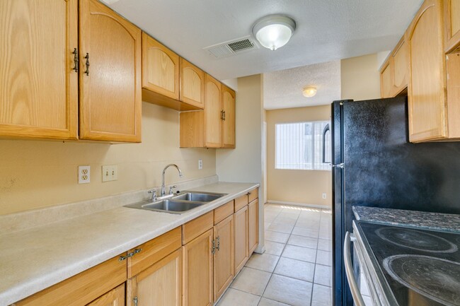 Building Photo - Cozy 2BR/2BA in Spring Valley Near the Strip