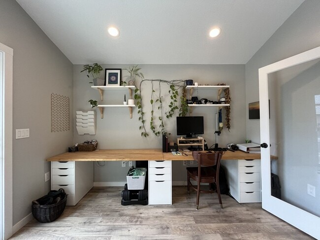 Building Photo - Charming Home Near Nike Campus with Vaulted Ceilings & Updated Kitchen