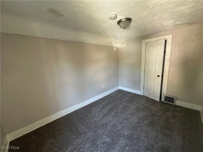 Building Photo - 1915 Maple Ave NE