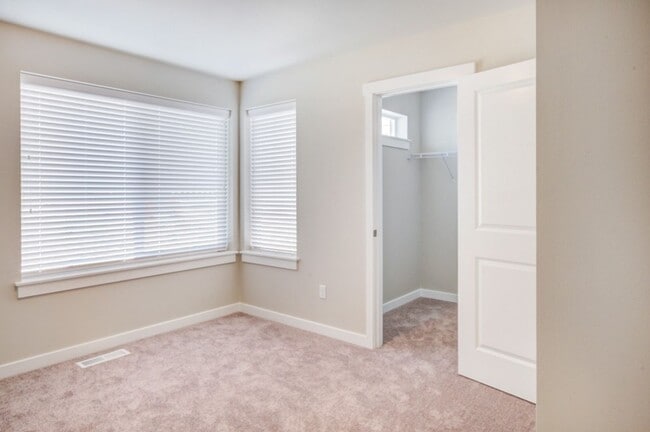 Building Photo - Modern 4BD 2.5BA in LSSD