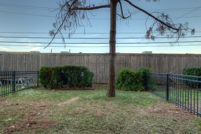 Building Photo - 1333 E 41st Pl