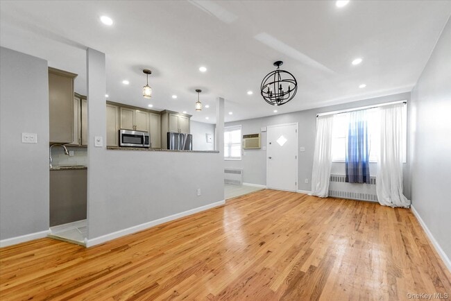 Building Photo - 638 E 84th St