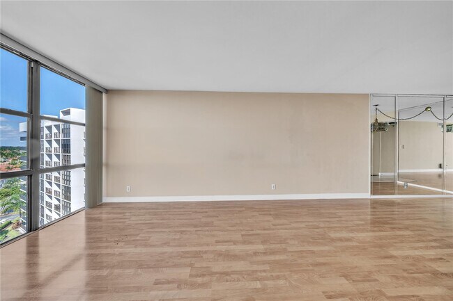 Building Photo - 1000 Parkview Dr