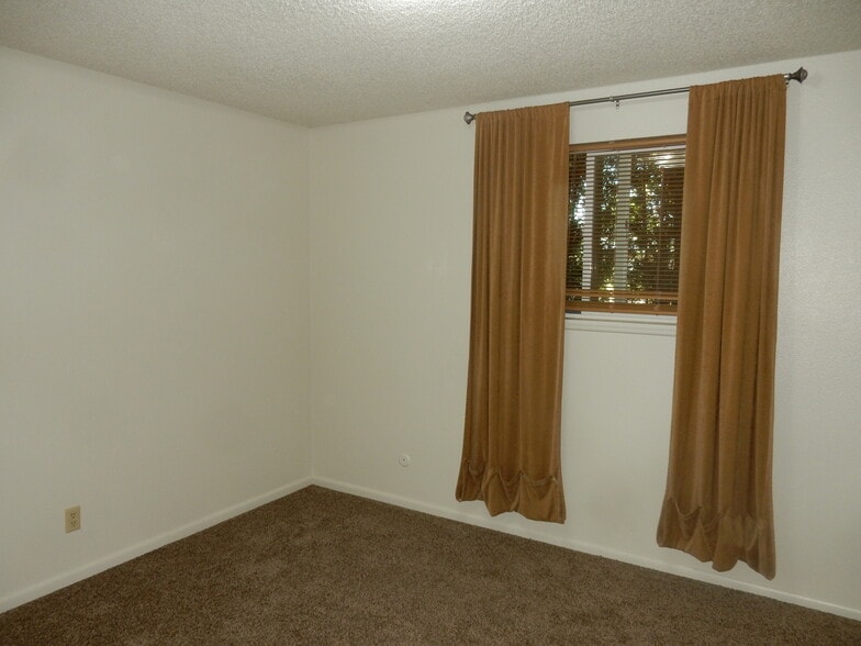 Building Photo - 1518 Sunrise Manor Way