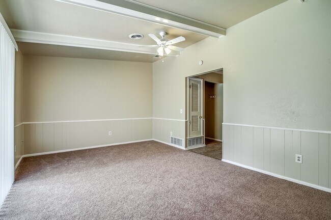 Building Photo - Super cute 3 bed, 2 bath!!