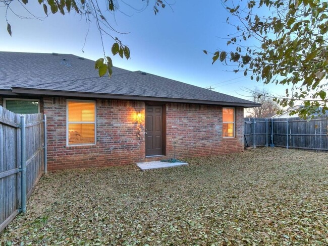 Building Photo - Modern 3BR/2BA Duplex | All Utilities Included | Downtown Edmond