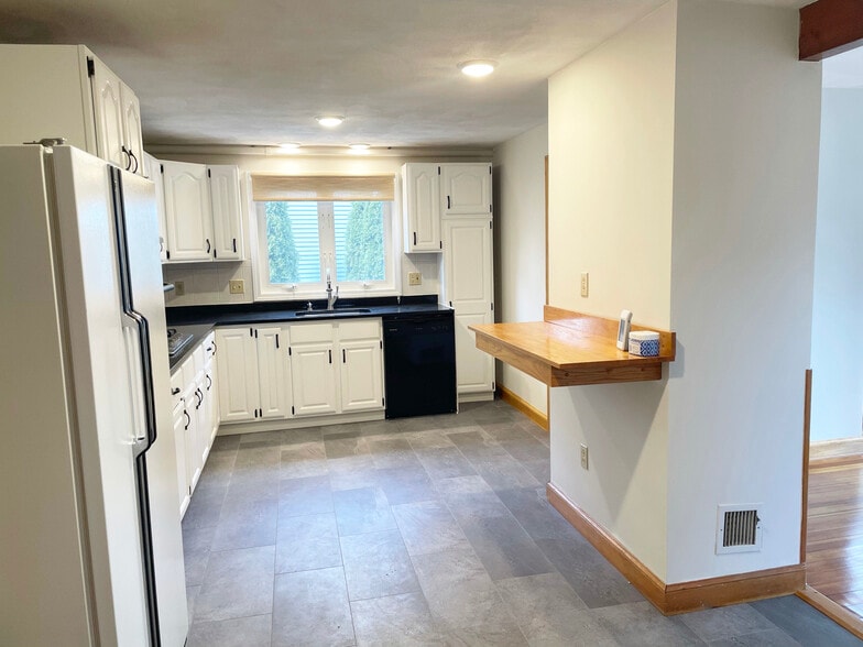 Kitchen - 27 Webster Pl