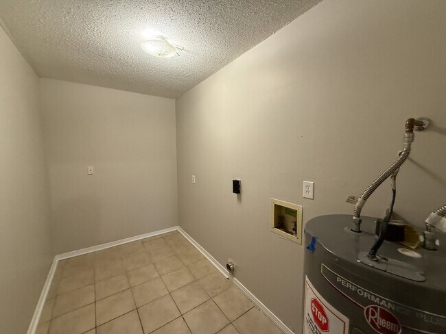 Building Photo - Well maintained 3 bedroom 2 bath home avai...