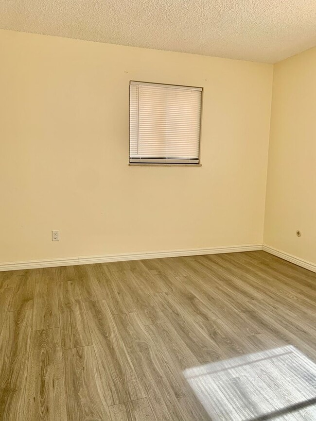 Building Photo - BEAUTIFUL One Bed on Madison Ave, Close to Campus! Corner Unit