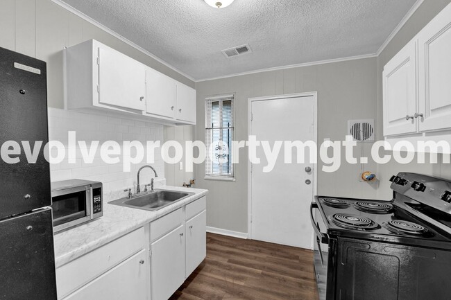 Building Photo - $300 OFF FIRST MONTH'S RENT  MOVE IN SPECI...