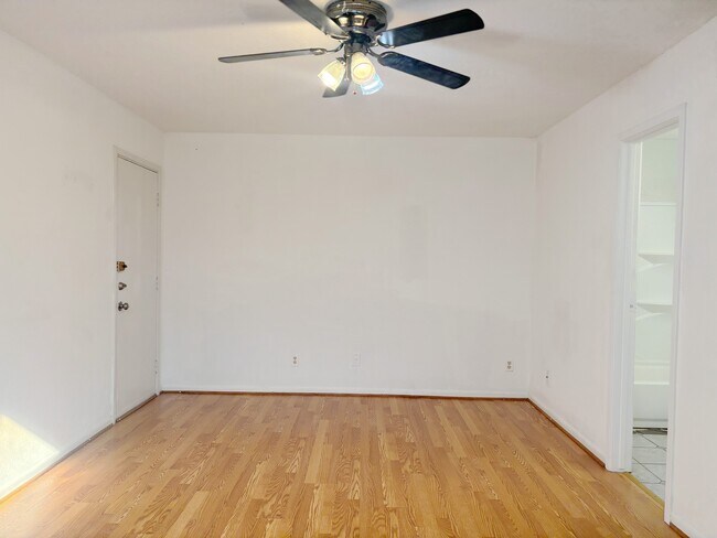 Building Photo - 10855 Meadowglen Ln