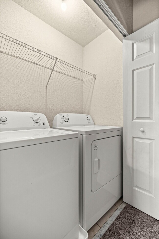 Building Photo - **  MAINTENANCE FREE TOWNHOME **2 BD 2.5 BATH