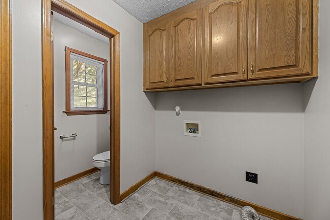 Building Photo - 506 River Rd