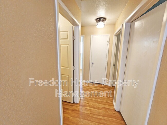 Building Photo - 1700 Sycamore Ave