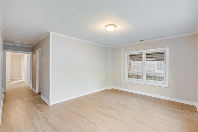 Building Photo - Bright 2 Bedroom Apartment Unit A