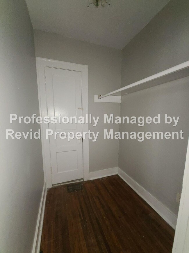Building Photo - Great 2 Bedroom with large balcony!