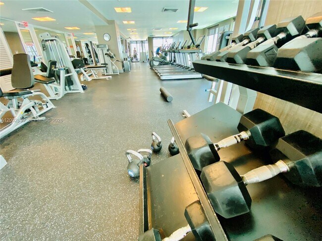 Building Photo - 950 Brickell Bay Dr