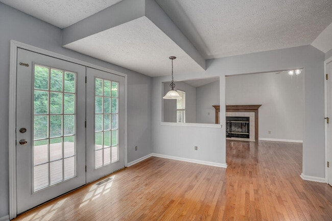 Building Photo - 330 River Rd