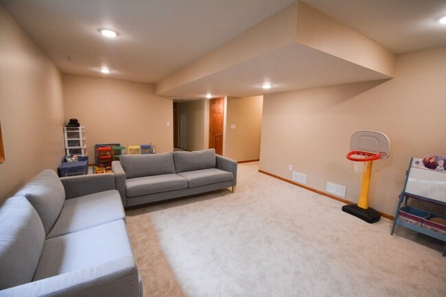 Building Photo - Spacious 4 Bed, 3.5 Bath Home For Rent in ...