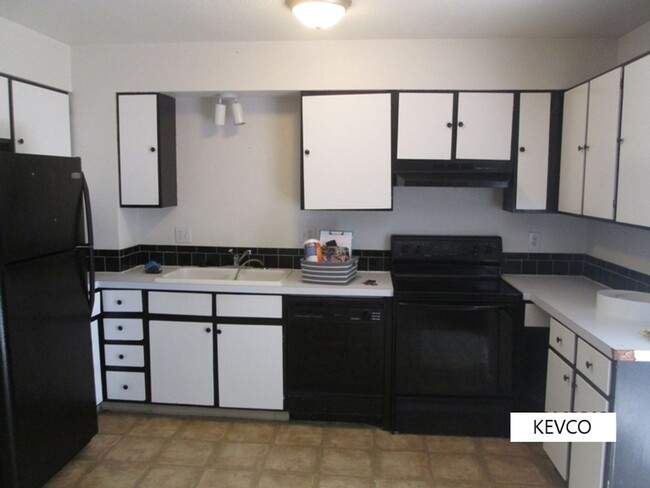 Building Photo - Split-Level Home with Large Eat-In Kitchen