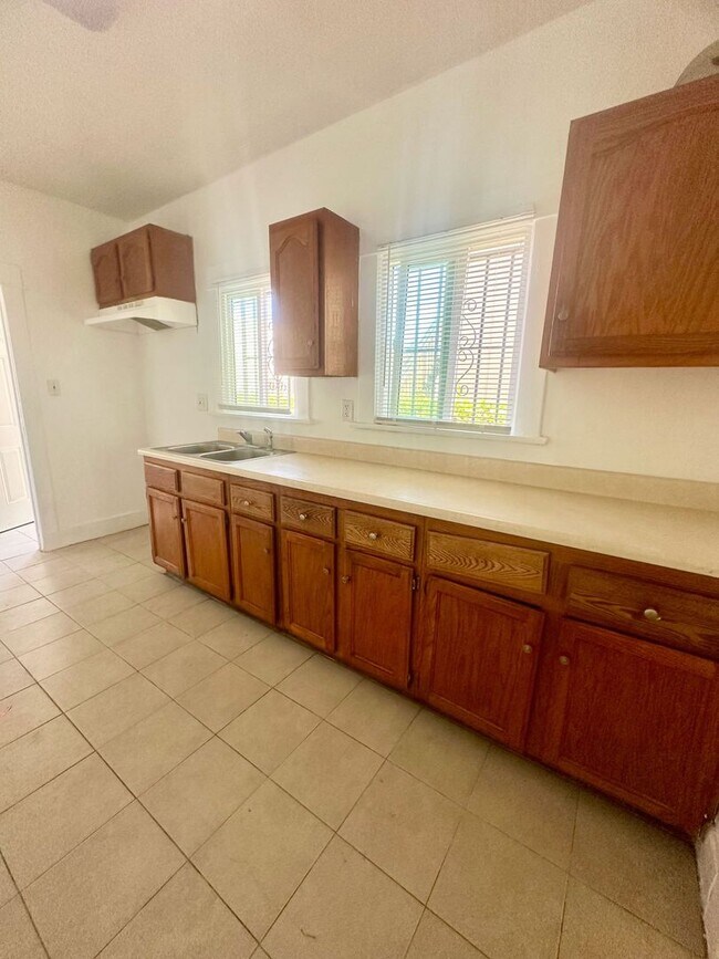 Building Photo - 732-738 Gaviota LB