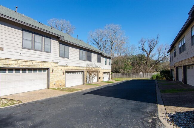 Building Photo - 10819 Crown Colony Dr