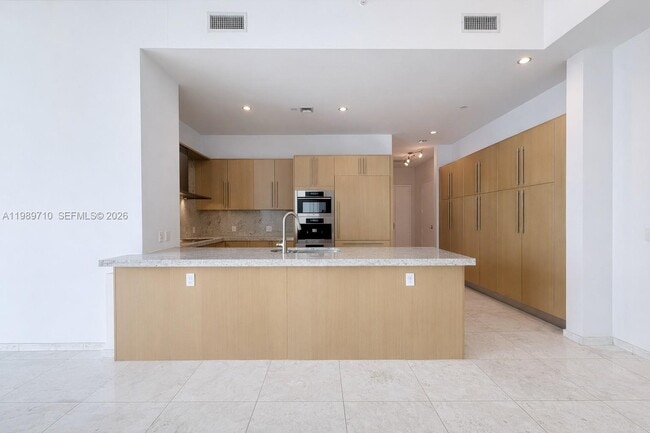 Building Photo - 900 Brickell Key Blvd