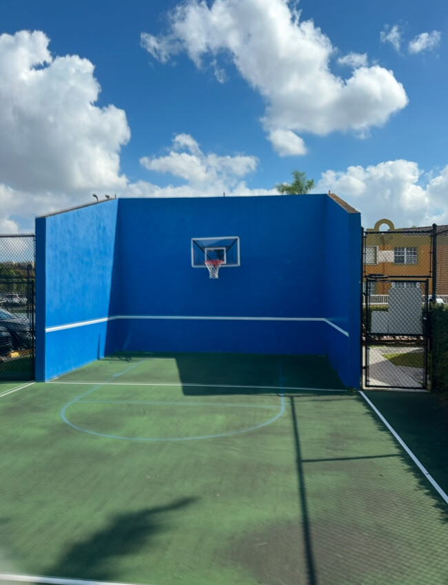 Basketball / Hand Court - 9731 Fontainebleau Blvd