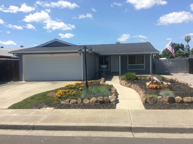 Primary Photo - Charming & Cozy 3 Bedroom Home in Livermor...