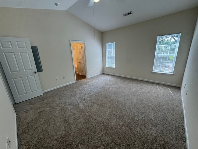 Building Photo - 3 Bed END UNIT! AVAILABLE NOW!