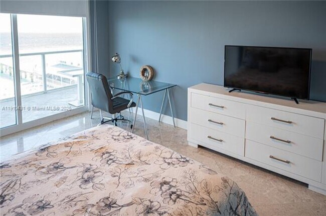 Building Photo - 16699 Collins Ave