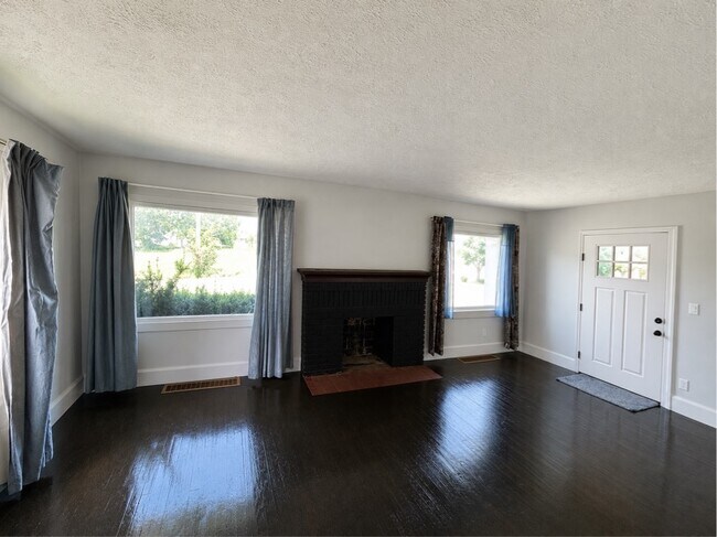 Building Photo - 169 E Avondale Ave