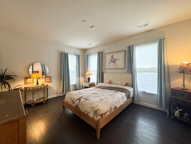 Building Photo - Fantastic 4 Bed 3.5 Bath End Unit Townhome In Potomac Shores Town Center