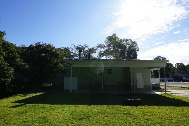 Building Photo - Pet Friendly 3 Bedroom 1 Full Bath located...