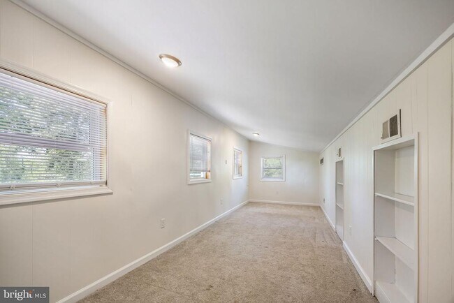 Building Photo - 208 Telegraph Rd