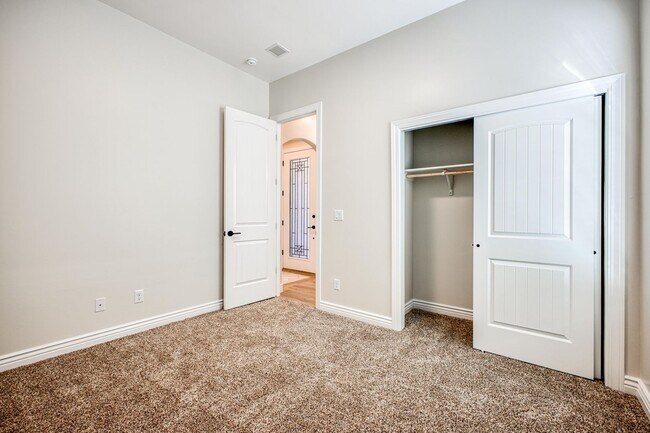 Building Photo - Beautiful East side House 4 bed-2.5 baths, part of The Overlook Casa Club that includes Swimming ...