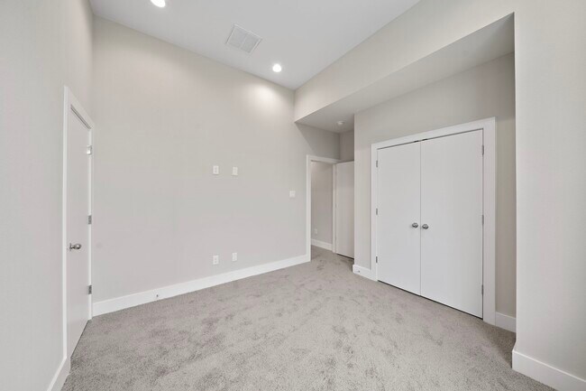 Building Photo - 8672 Easthaven Blvd